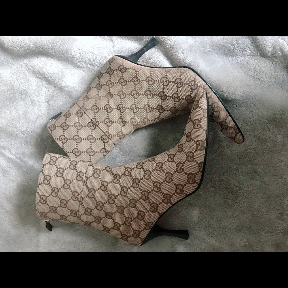 🛑SOLD🛑Gucci Supreme Logo Beige Ebony Booties